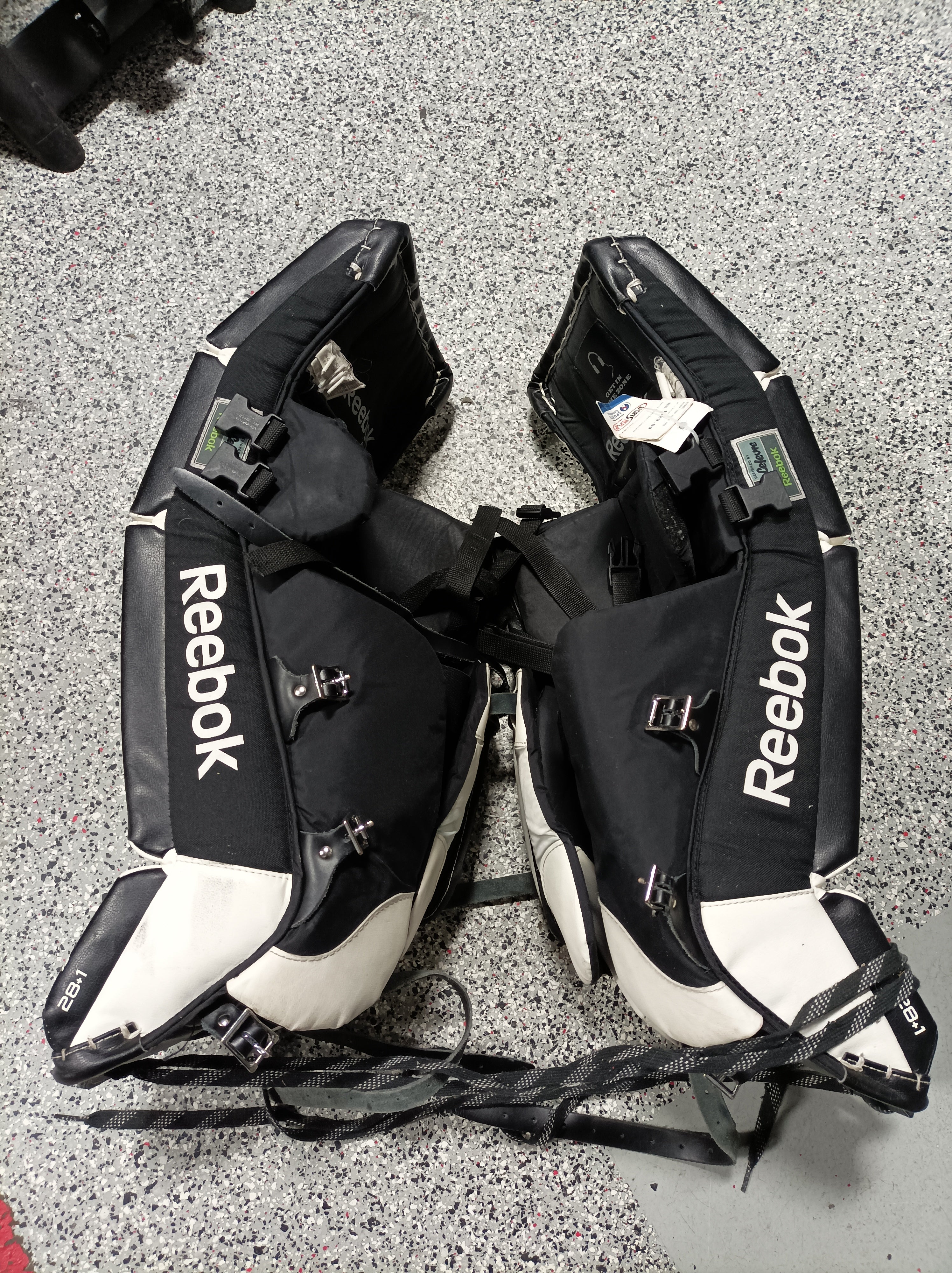 Reebok 7000 GOALIE Hockey Pads Sz 28" Blk/Wht-Reebok-Sports Replay - Sports Excellence