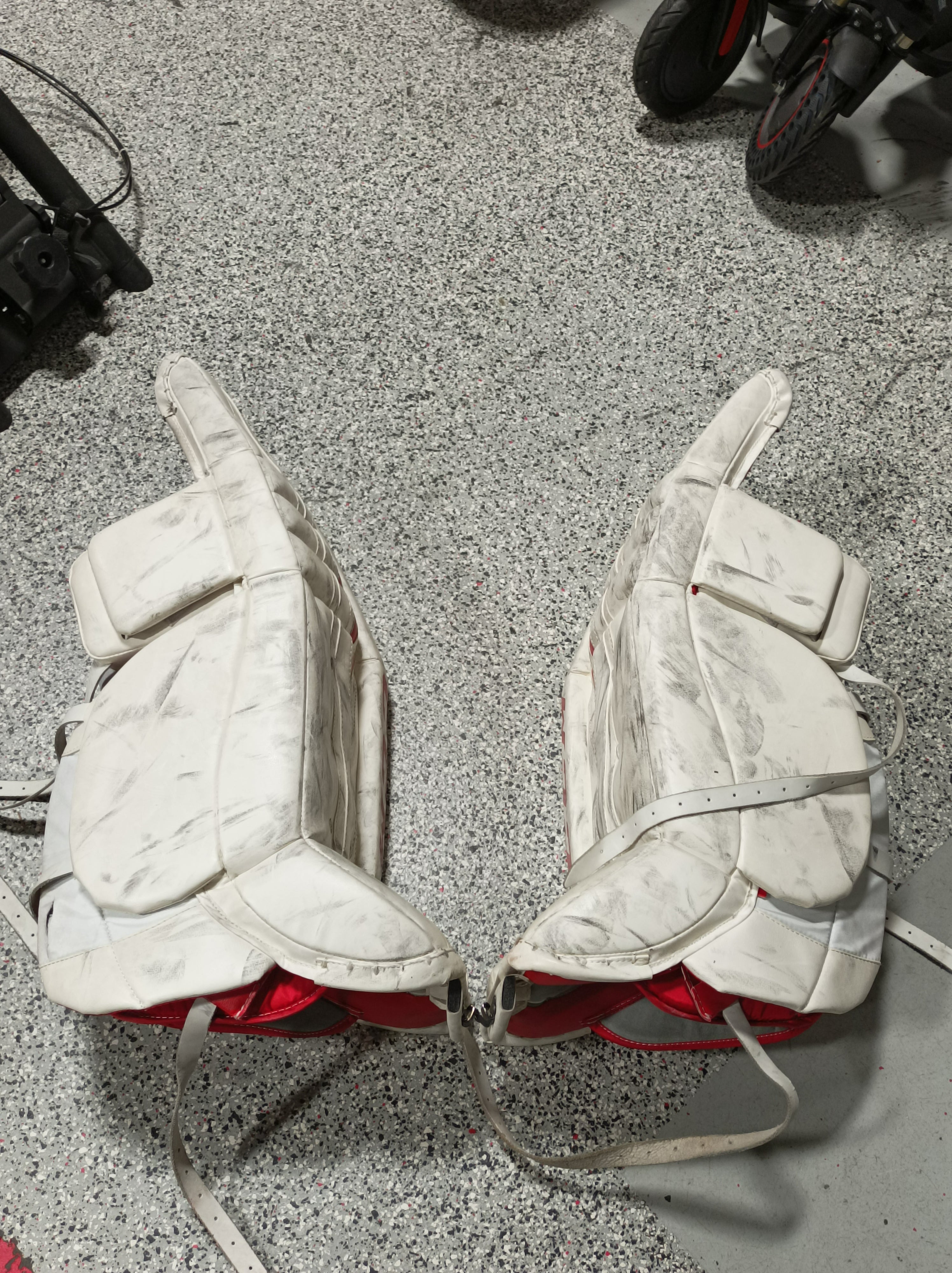Ccm Extreme Flex 860 Goalie Pads Size 29"+1" Wht/Red-CCM-Sports Replay - Sports Excellence
